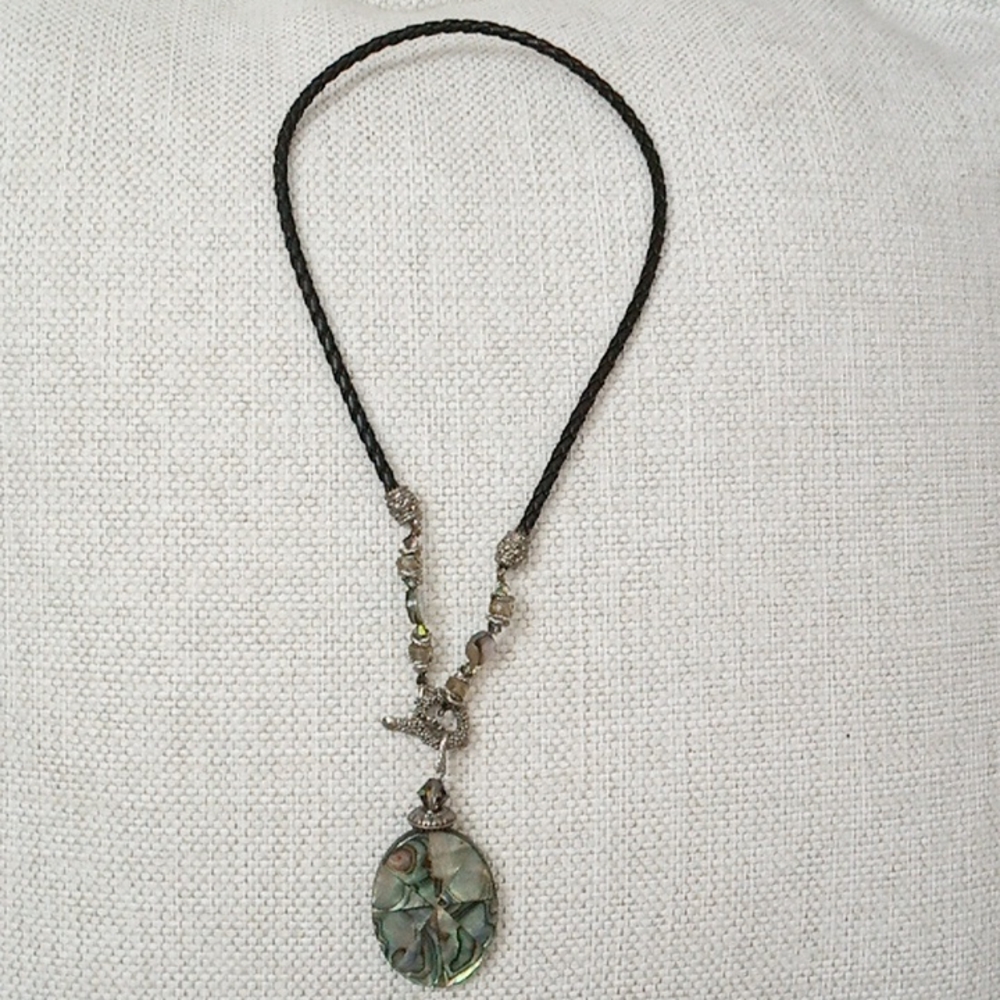Oval pendant necklace